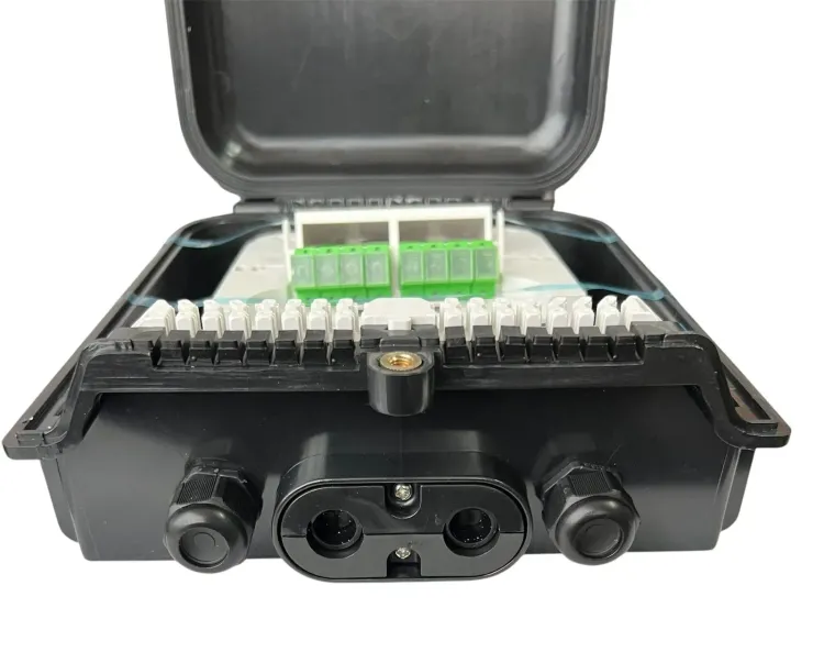 Vista adicional de NAP 16 CUADRADA  PUERTA VERTICAL CON PUERTOS REDONDO - 1X8 SPLITTER + ADAPTADORES APC